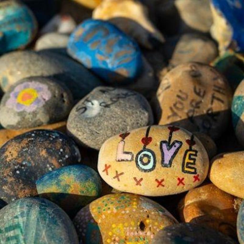 https://unsplash.com/de/fotos/ein-steinhaufen-mit-dem-wort-liebe-darauf-gemalt-7239447PRtA